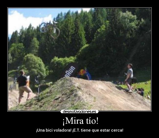 ¡Mira tío! - ¡Una bici voladora! ¡E.T. tiene que estar cerca!