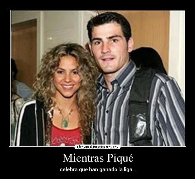 Mientras Piqué - celebra que han ganado la liga...