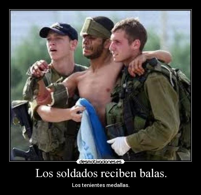 Los soldados reciben balas. - Los tenientes medallas.