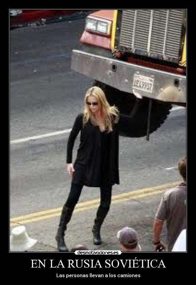 EN LA RUSIA SOVIÉTICA - Las personas llevan a los camiones