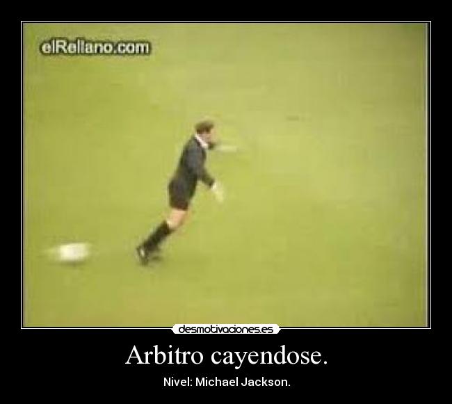 Arbitro cayendose. - 