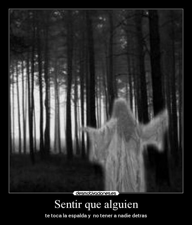 Sentir que alguien - te toca la espalda y  no tener a nadie detras