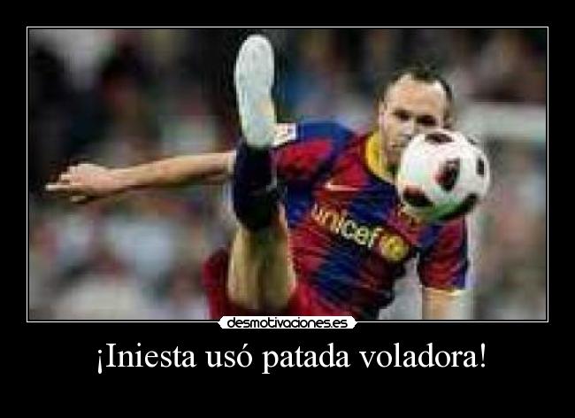 ¡Iniesta usó patada voladora! -
