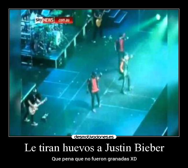 Le tiran huevos a Justin Bieber - 