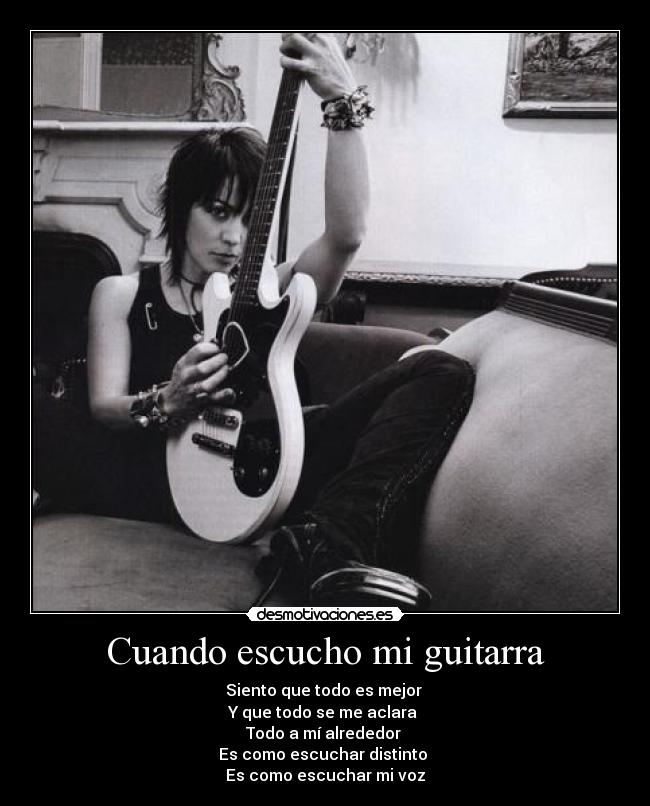 Cuando escucho mi guitarra - Siento que todo es mejor
Y que todo se me aclara
Todo a mí alrededor
Es como escuchar distinto
Es como escuchar mi voz