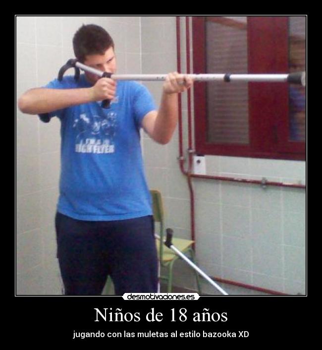 Niños de 18 años - jugando con las muletas al estilo bazooka XD
