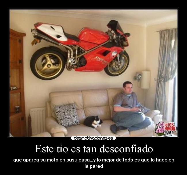 Este tio es tan desconfiado - que aparca su moto en susu casa...y lo mejor de todo es que lo hace en la pared