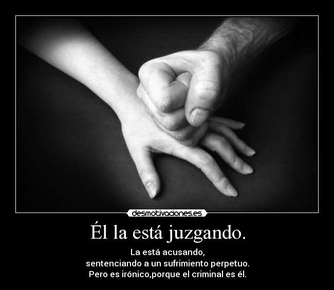 Él la está juzgando. -