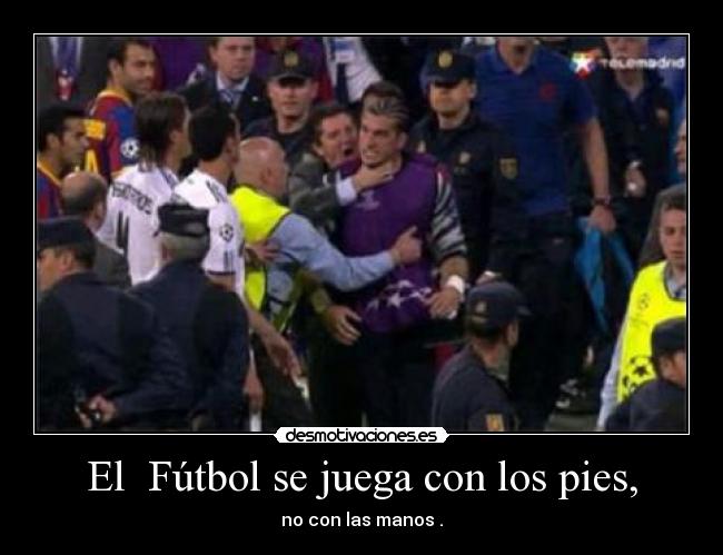 El Fútbol se juega con los pies, - no con las manos .
