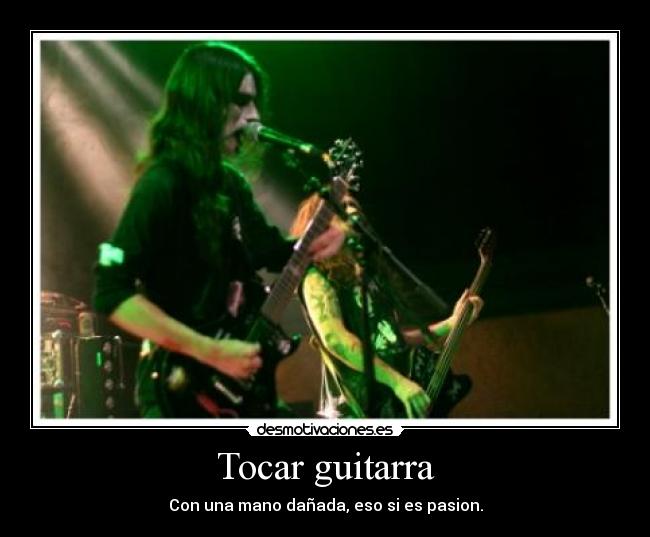 Tocar guitarra - Con una mano dañada, eso si es pasion.