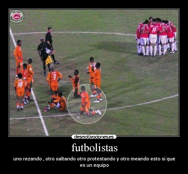 futbolistas - uno rezando , otro saltando otro protestando y otro meando esto si que es un equipo