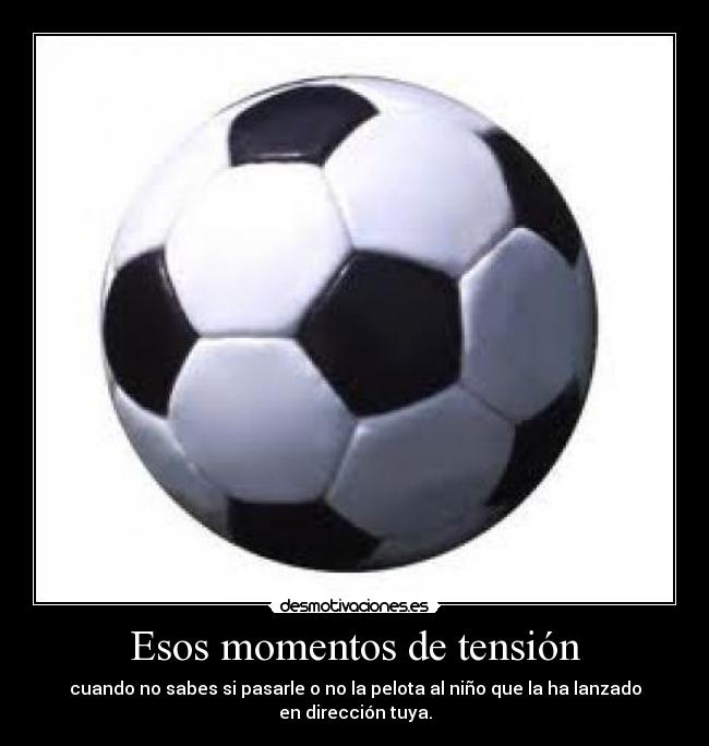 Esos momentos de tensión - cuando no sabes si pasarle o no la pelota al niño que la ha lanzado en dirección tuya.