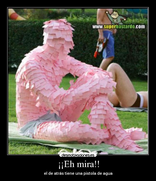¡¡Eh mira!! - el de atrás tiene una pistola de agua