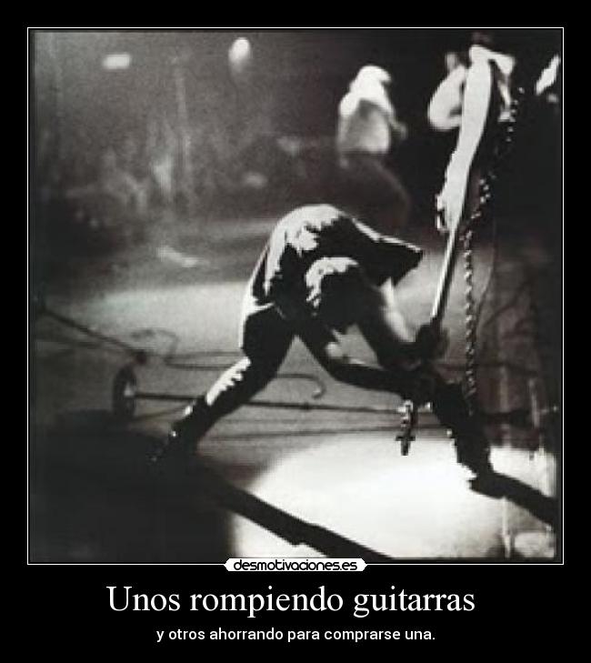Unos rompiendo guitarras  - 
