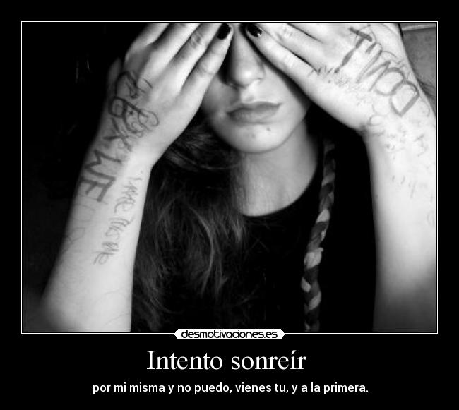 Intento sonreír -