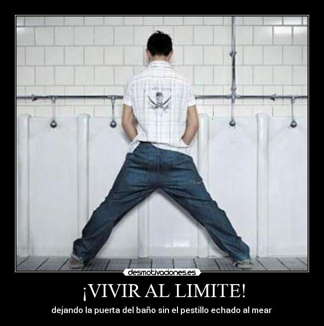 ¡VIVIR AL LIMITE! - dejando la puerta del baño sin el pestillo echado al mear 