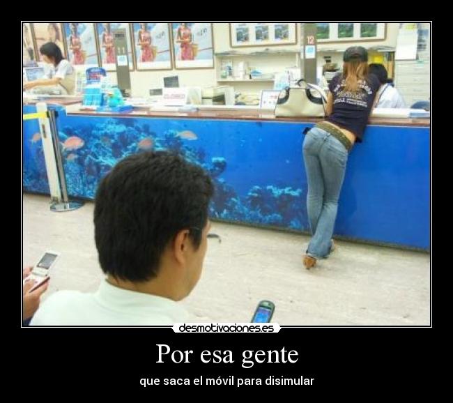 Por esa gente - que saca el móvil para disimular