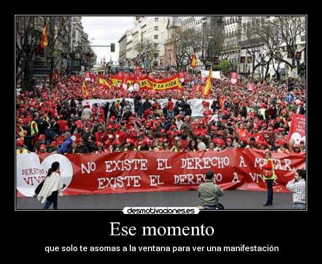 Ese momento - que solo te asomas a la ventana para ver una manifestación