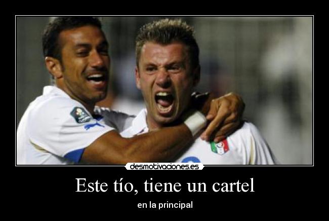 Este tío, tiene un cartel -