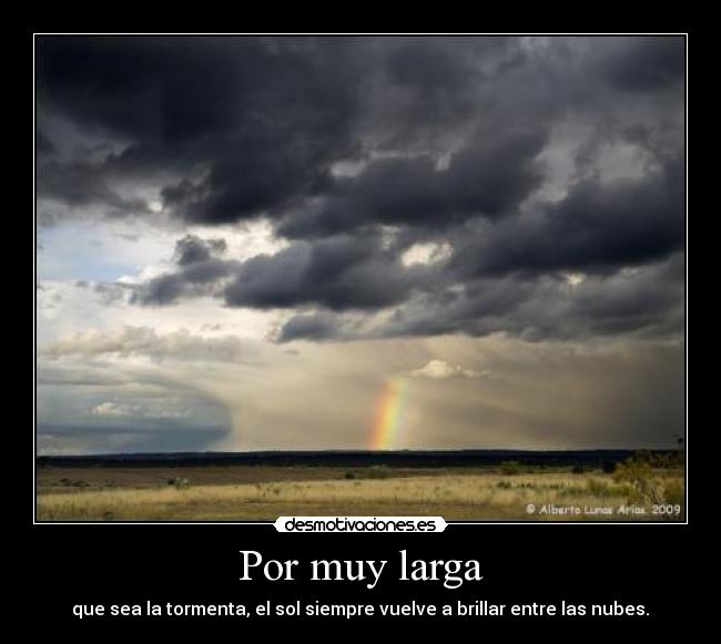 Por muy larga - que sea la tormenta, el sol siempre vuelve a brillar entre las nubes.