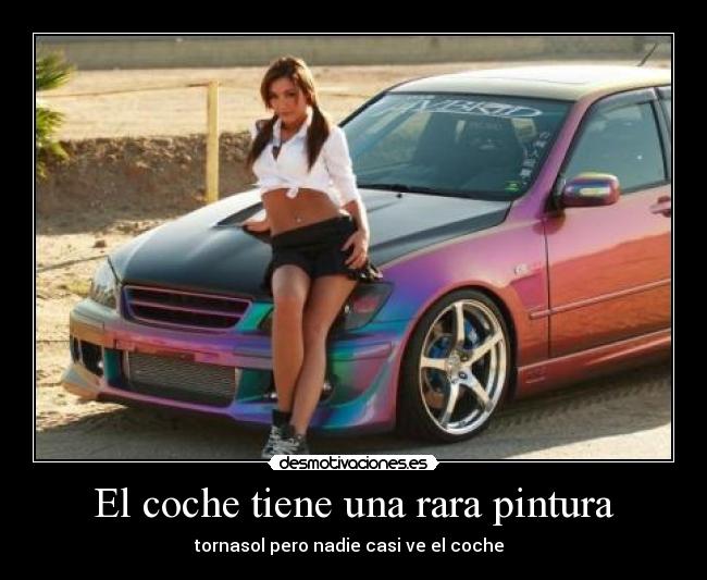 El coche tiene una rara pintura -