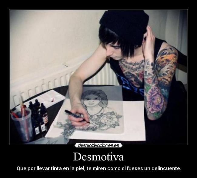 Desmotiva - Que por llevar tinta en la piel, te miren como si fueses un delincuente.