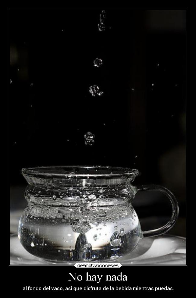 No hay nada - al fondo del vaso, asi que disfruta de la bebida mientras puedas.