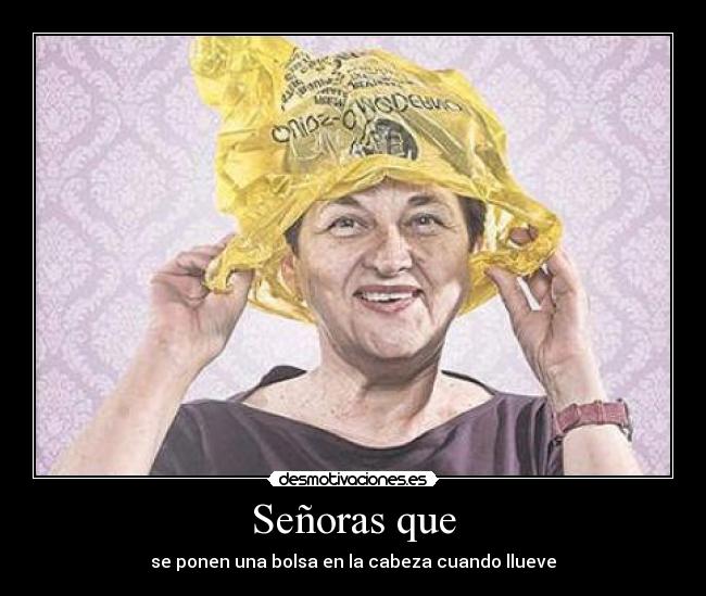 Señoras que - se ponen una bolsa en la cabeza cuando llueve