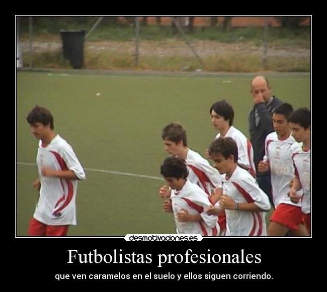 Futbolistas profesionales - que ven caramelos en el suelo y ellos siguen corriendo.