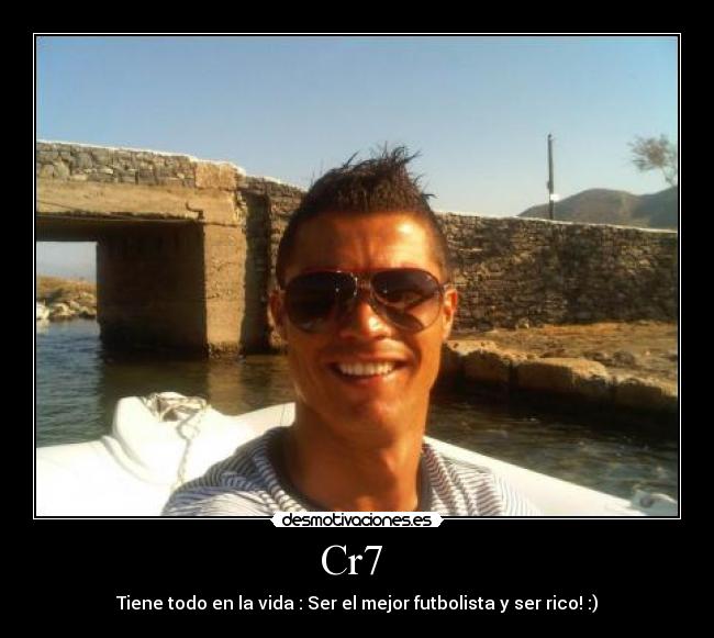 Cr7  - Tiene todo en la vida : Ser el mejor futbolista y ser rico! :)