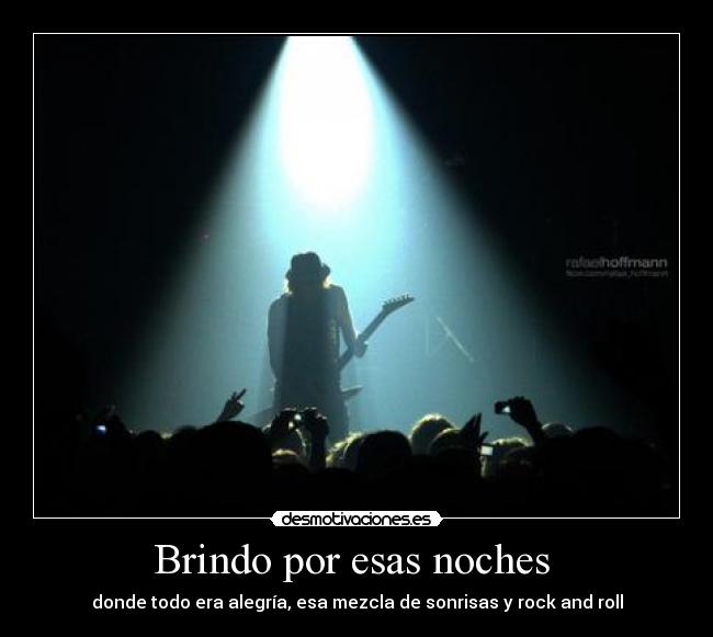 Brindo por esas noches - donde todo era alegría, esa mezcla de sonrisas y rock and roll