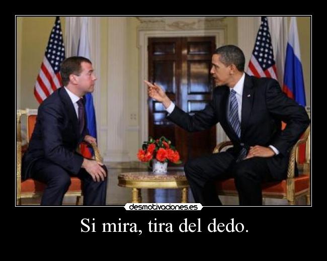 Si mira, tira del dedo. - 