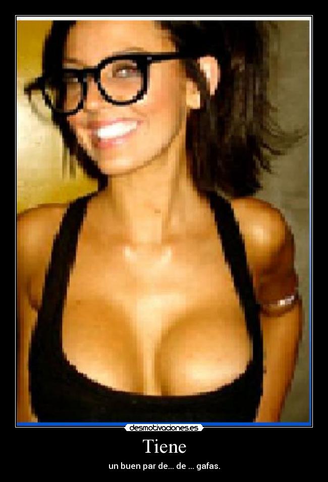 Tiene - un buen par de... de ... gafas.