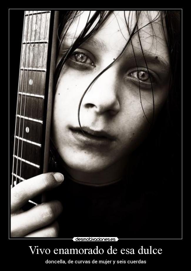 Vivo enamorado de esa dulce - doncella, de curvas de mujer y seis cuerdas