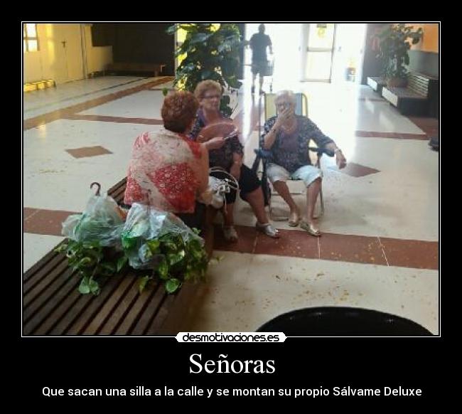 Señoras - Que sacan una silla a la calle y se montan su propio Sálvame Deluxe