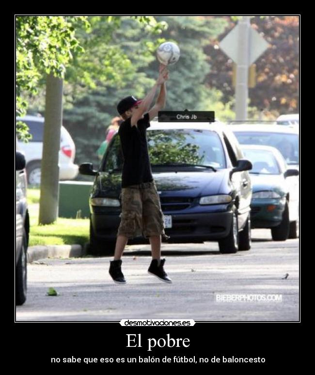 El pobre - no sabe que eso es un balón de fútbol, no de baloncesto
