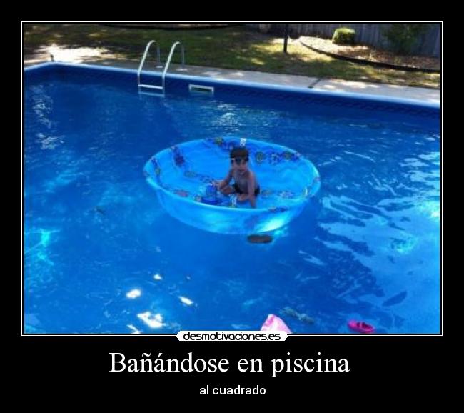 Bañándose en piscina  - al cuadrado