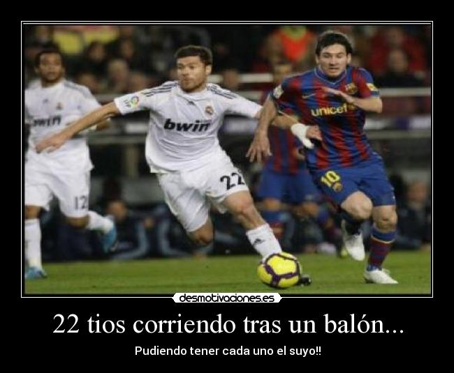 22 tios corriendo tras un balón... - 