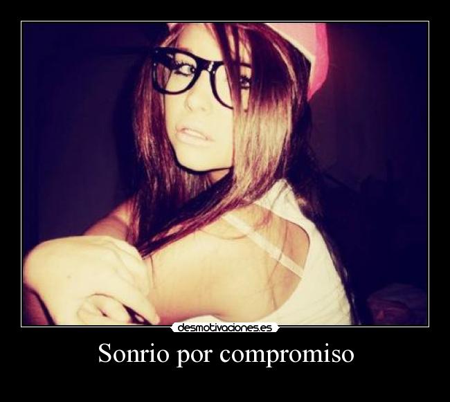 Sonrio por compromiso -