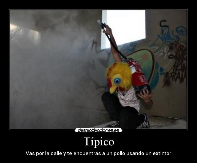 Típico - Vas por la calle y te encuentras a un pollo usando un extintor