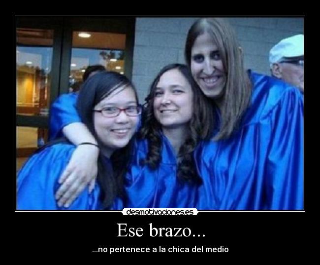 Ese brazo... - ...no pertenece a la chica del medio