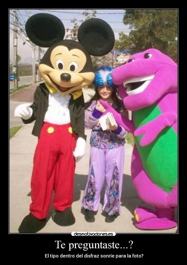 Te preguntaste...? - El tipo dentro del disfraz sonríe para la foto?