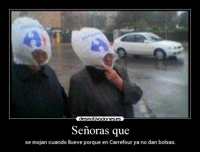 Señoras que - se mojan cuando llueve porque en Carrefour ya no dan bolsas.