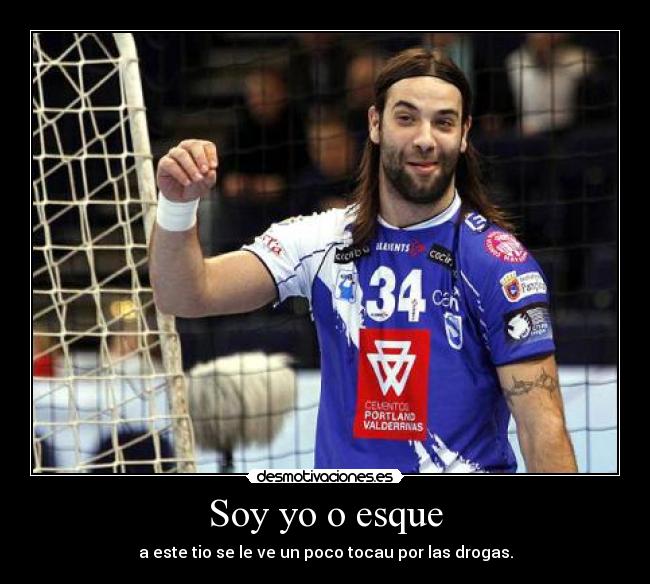 Soy yo o esque - a este tio se le ve un poco tocau por las drogas.