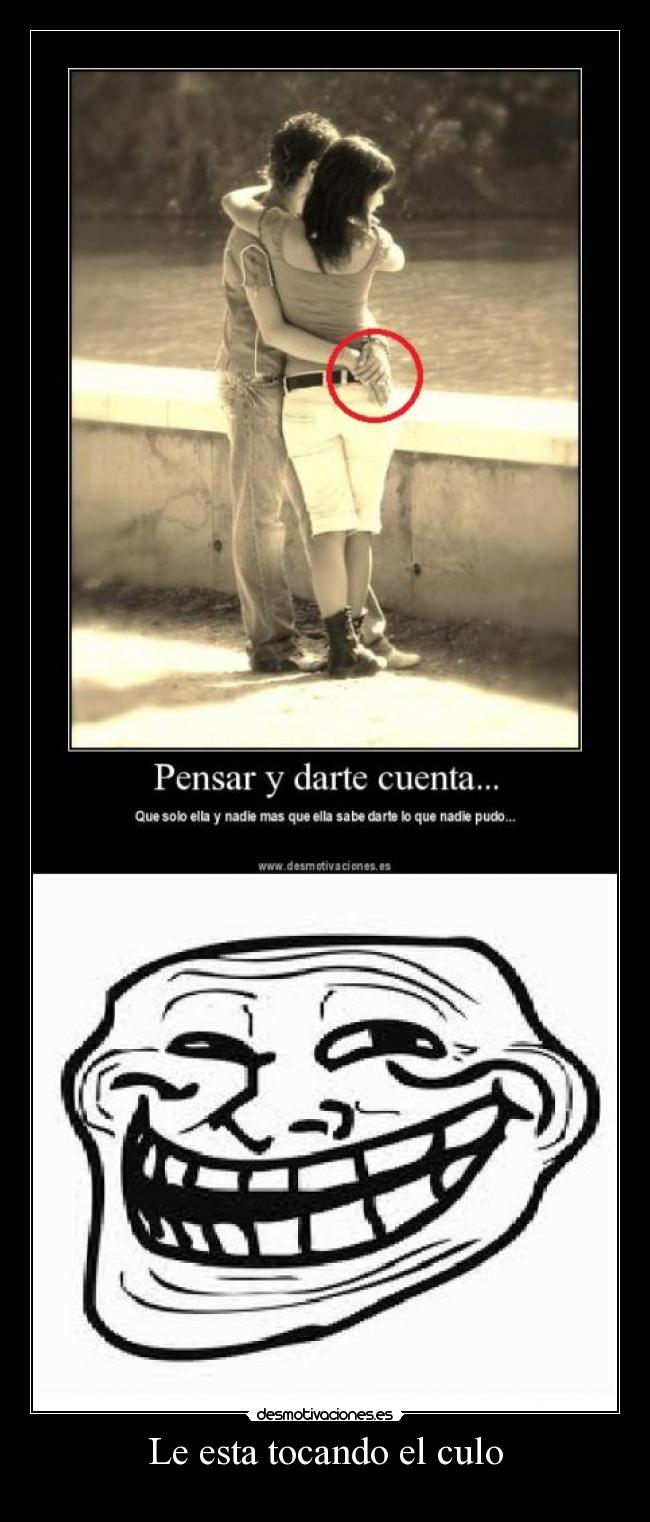 Le esta tocando el culo -