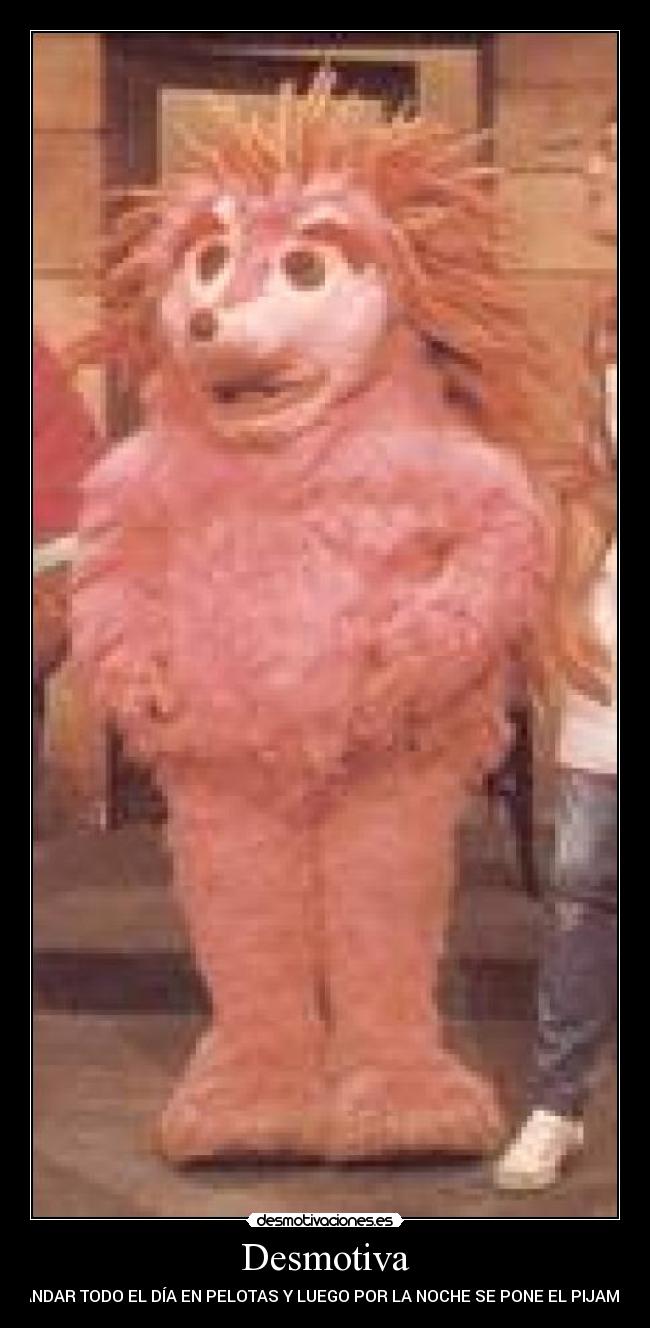 Desmotiva - ANDAR TODO EL DÍA EN PELOTAS Y LUEGO POR LA NOCHE SE PONE EL PIJAMA