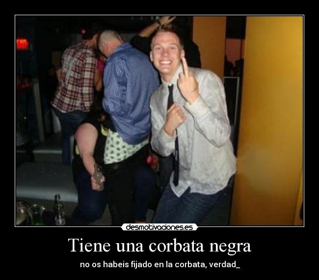 Tiene una corbata negra - no os habeis fijado en la corbata, verdad_