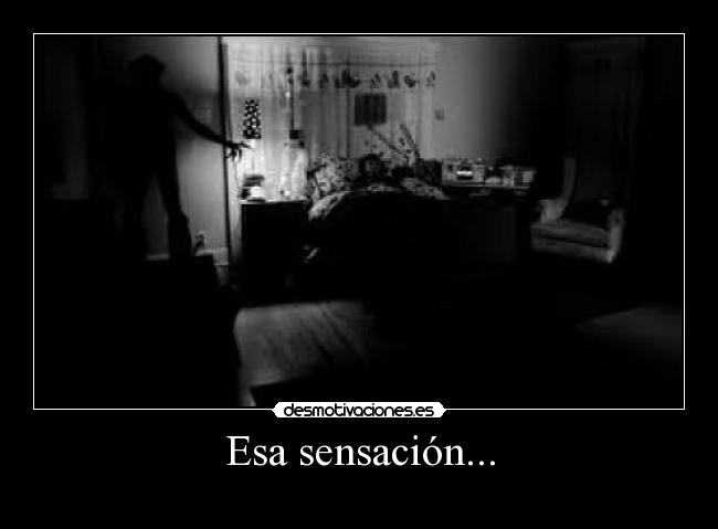 carteles que sientes que alguien observa mientras duermes desmotivaciones