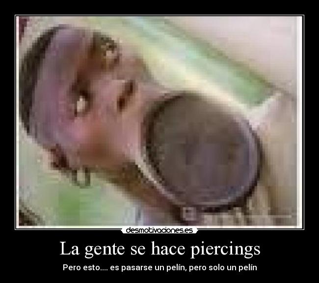 La gente se hace piercings -