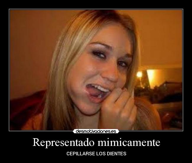 Representado mimicamente - CEPILLARSE LOS DIENTES